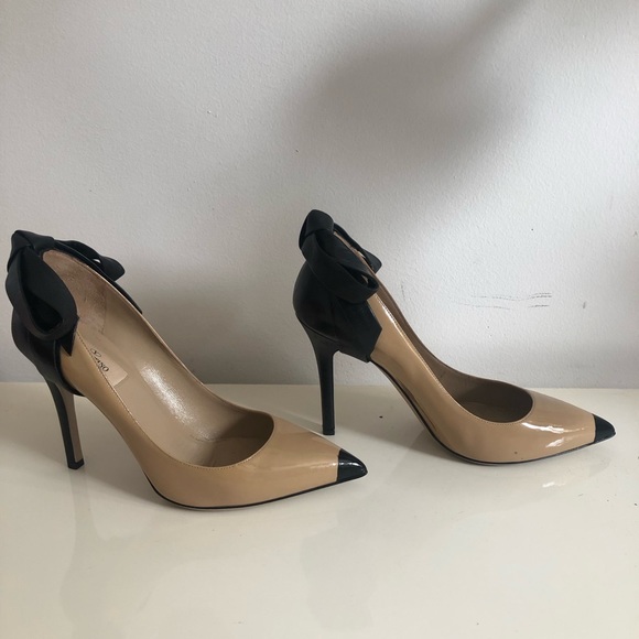 Authentic Valentino Garavani Leather Black Bow Heel Pumps.
Size 37 1/2 - Picture 3 of 12